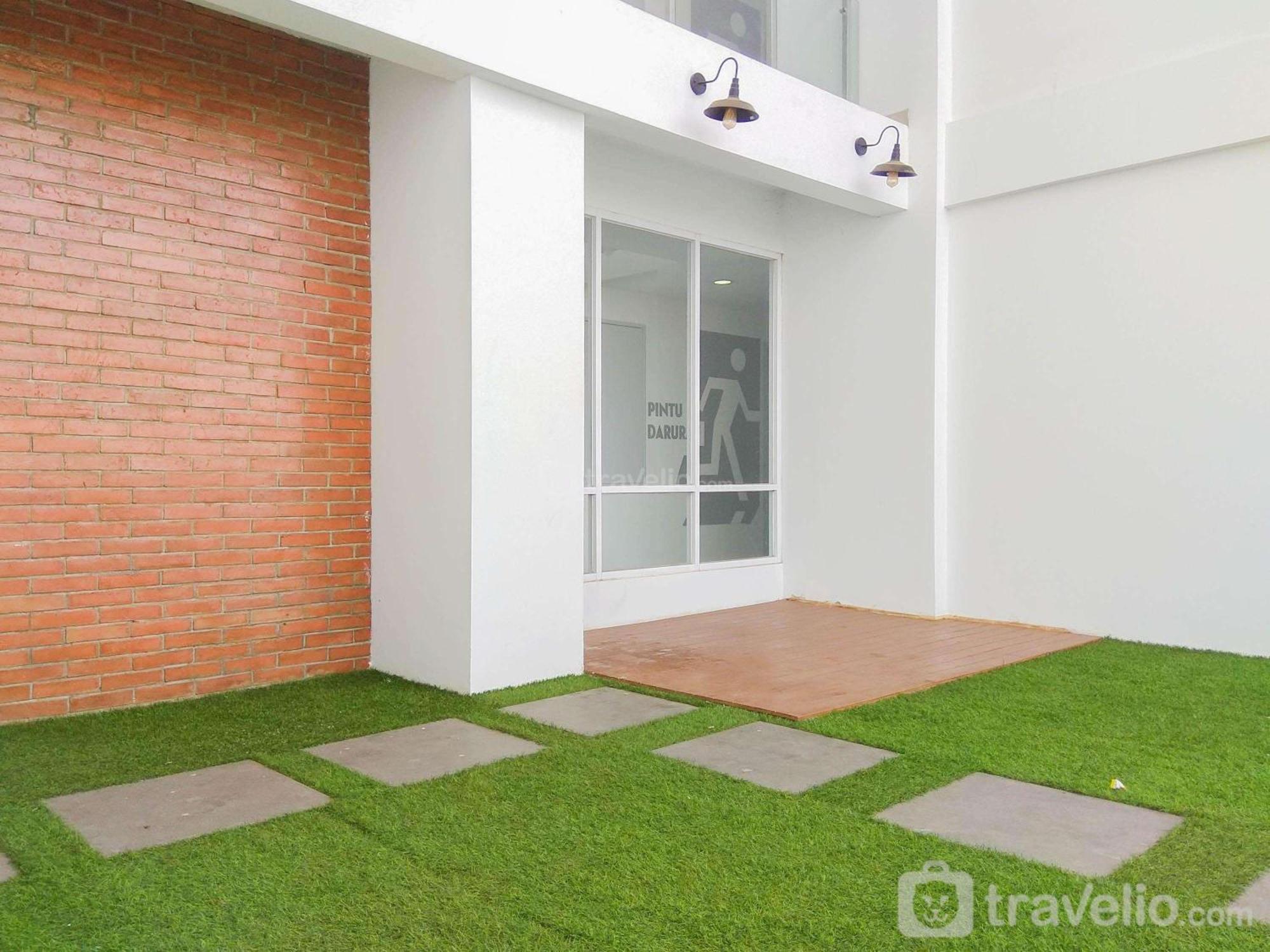 Modern And Compact At Patraland Urbano By Travelio Apartemen